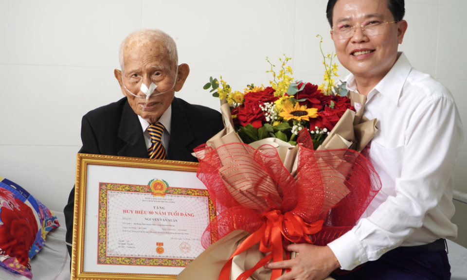 Phó Bí thư Tỉnh ủy Nguyễn Thanh Hải trao Huy hiệu 80 năm tuổi Đảng