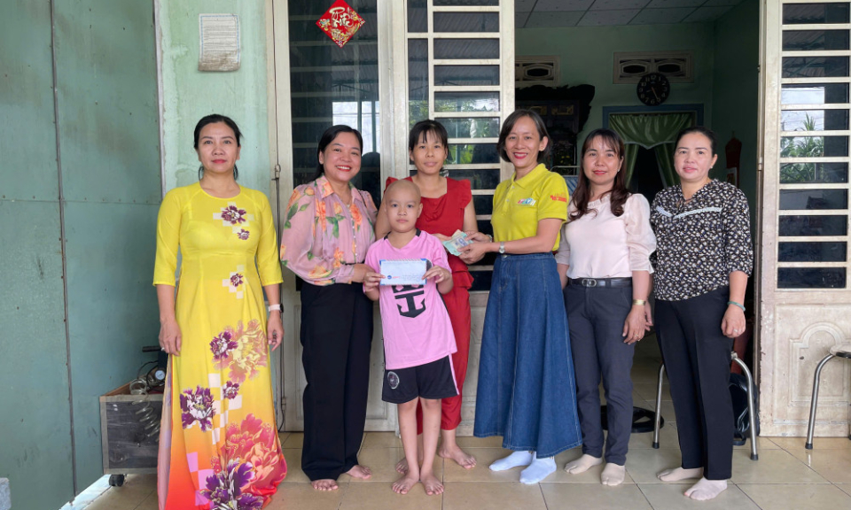 Chương trình Từ trái tim đến trái tim: Trao yêu thương cho bé gái bị ung thư