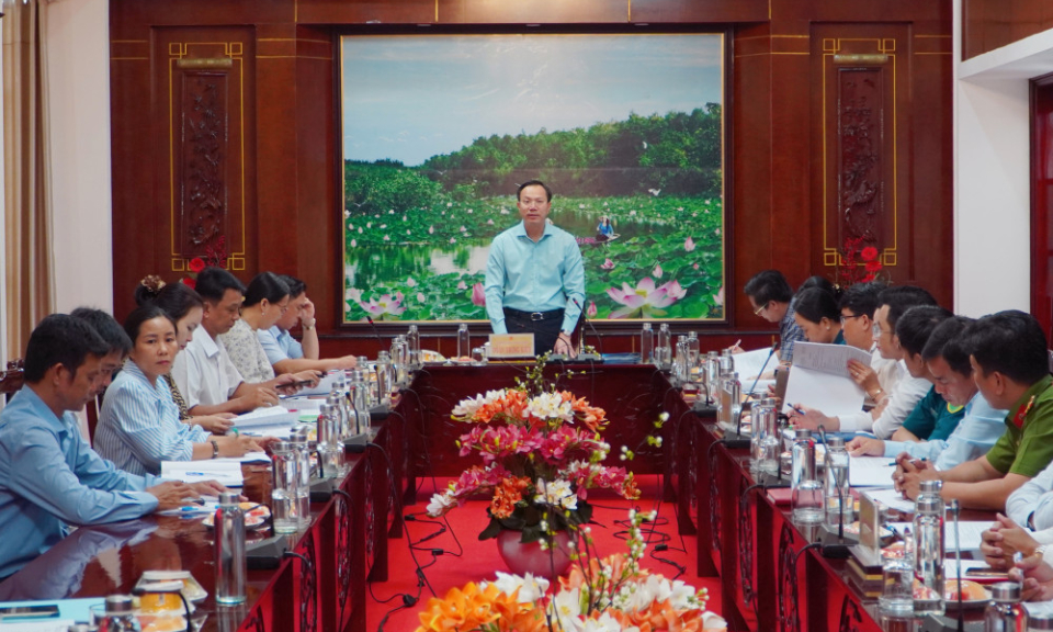 Phó Chủ tịch UBND tỉnh Đoàn Trung Kiên thông qua dự thảo văn kiện Đại hội Đảng bộ xã Mỹ Lệ và Tân Lân