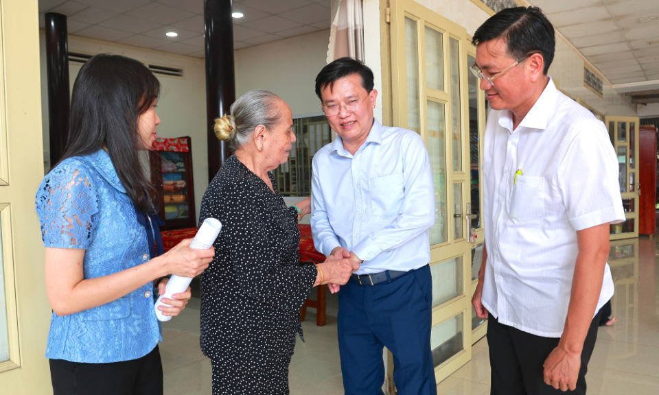 Phó Bí thư Tỉnh ủy Nguyễn Thanh Hải thăm, tặng quà gia đình chính sách tại xã Phước Thạnh