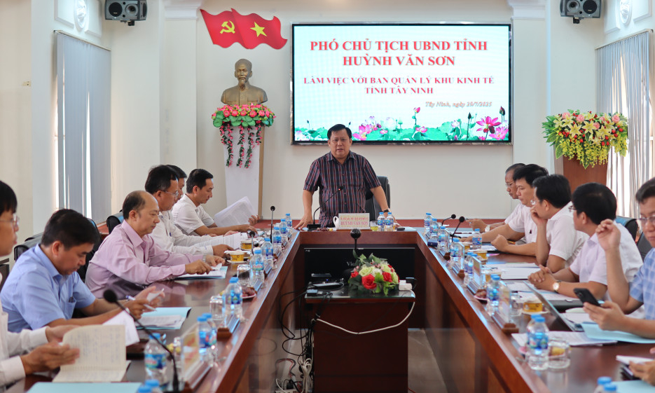 Phó Chủ tịch UBND tỉnh Huỳnh Văn Sơn làm việc với Ban Quản lý Khu kinh tế tỉnh