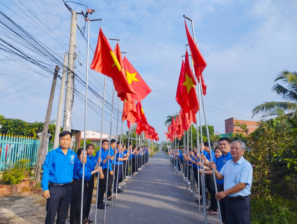 Đoàn viên, thanh niên phường Long Hoa ra quân thực hiện công trình “Tuyến đường cờ Tổ quốc”, góp phần làm đẹp cảnh quan đô thị