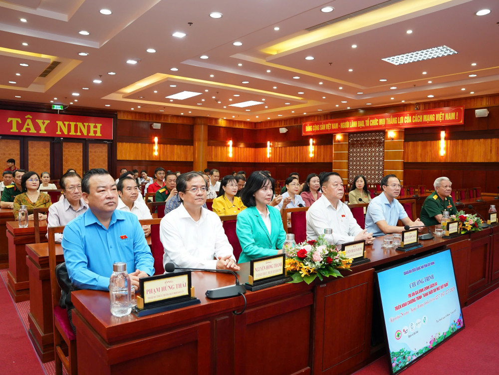 Các đồng chí lãnh đạo Trung ương và lãnh đạo tỉnh tại buổi lễ tri ân gia đình chính sách
