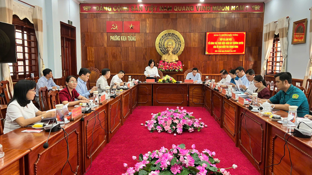 Tổ công tác thực hiện giám sát thường xuyên của Ủy ban Kiểm tra Trung ương làm việc tại phường Kiến Tường