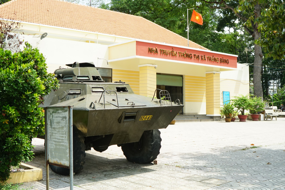 Chiếc xe tăng số hiệu 82-0-83 được trưng bày phía bên trái Nhà truyền thống