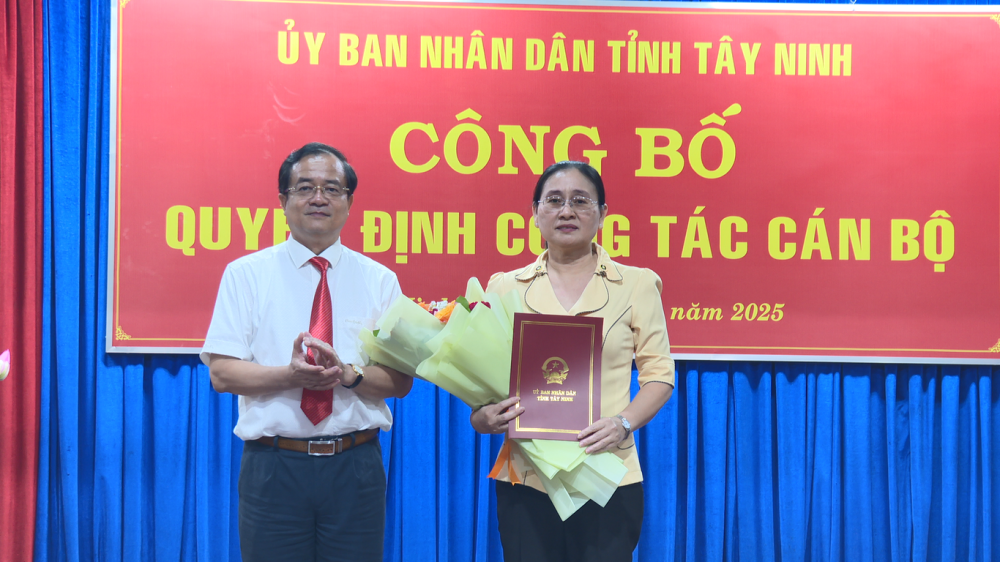 Trao quyết định nghỉ hưu cho Phó Giám đốc Sở Tài chính Hồ Thị Mỹ Phường