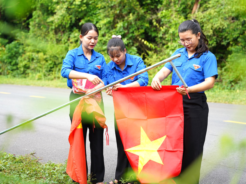 Đoàn viên, thanh niên xã Tân Lập thay mới lá cờ Tổ quốc trên tuyến Đường cờ Tổ quốc - Đường về di tích