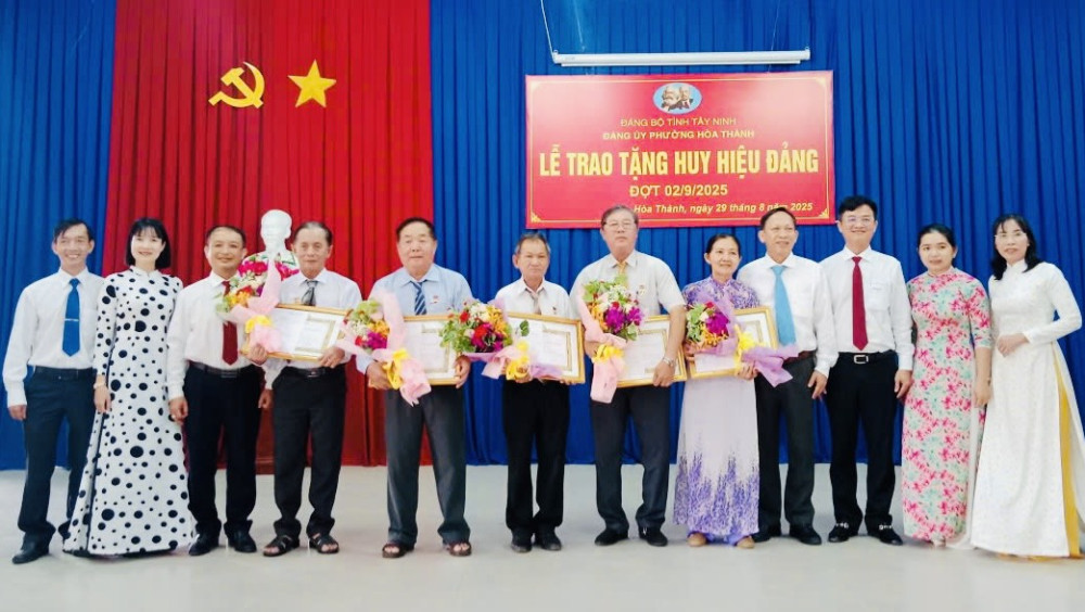 Lãnh đạo phường Hoà Thành trao Huy hiệu Đảng cho các đảng viên