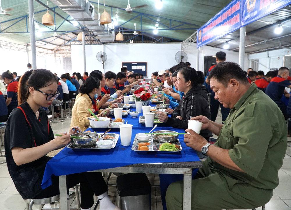 Đoàn viên, người lao động Công ty Cổ phần Dệt Trần Hiệp Thành ăn trưa tại công ty