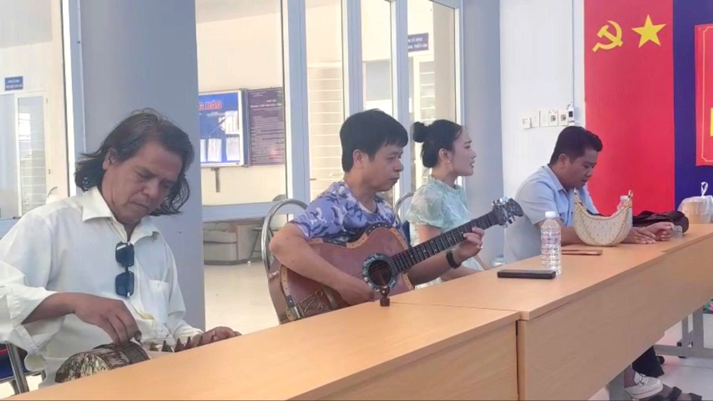 Đoàn công tác Trung tâm Văn hóa Nghệ thuật tỉnh đang tập luyện các tiết mục