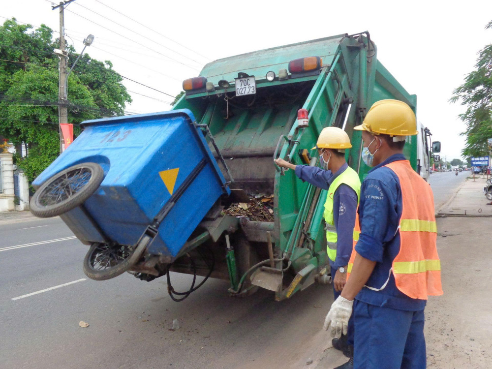 Thu gom rác thải sinh hoạt (Ảnh: Thúy Hằng)