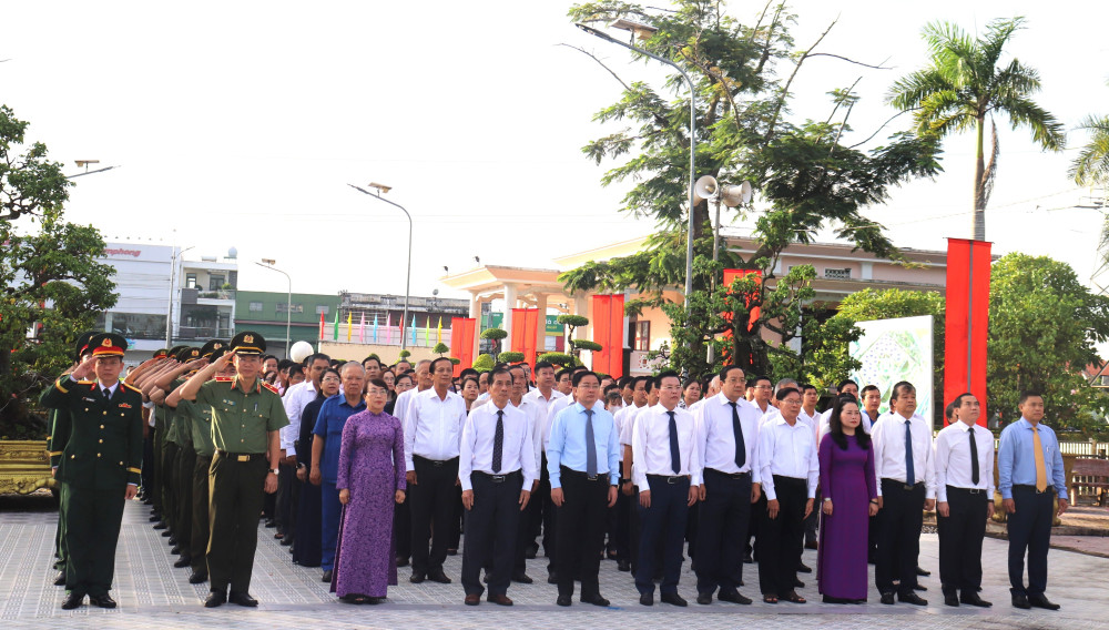 Đoàn đại biểu Tỉnh ủy, HĐND, UBND, UBMTTQ Việt Nam tỉnh Tây Ninh cùng các sở, ban, ngành, đoàn thể viếng Nghĩa trang Liệt sĩ tỉnh 