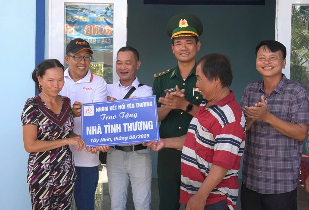 Trao nhà tình thương cho hộ gia đình ông Võ Văn Hoà (xã Hưng Điền)