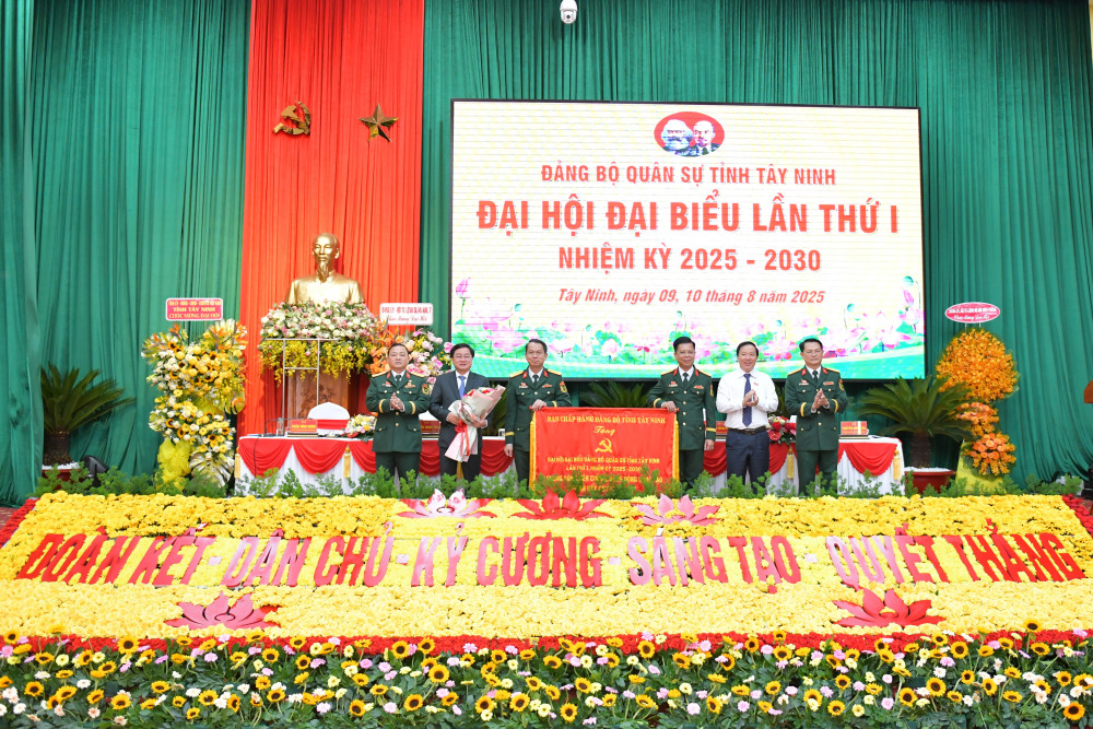 Phó Bí thư Tỉnh ủy, Chủ tịch UBND tỉnh Nguyễn Văn Út tặng cờ của Ban Chấp hành Đảng bộ tỉnh chúc mừng đại hội