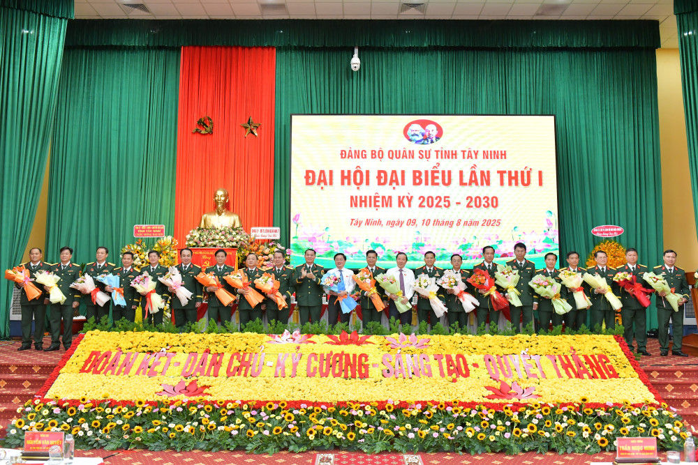 Thiếu tướng Trần Ngọc Minh - Phó Tư lệnh Quân Khu 7, tặng hoa chúc mừng Ban Chấp hành Đảng bộ Quân sự tỉnh Tây Ninh nhiệm kỳ 2025-2030