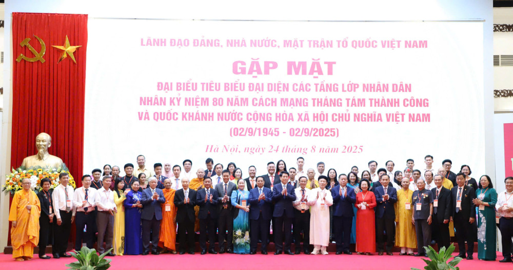 Các đồng chí lãnh đạo Đảng, Nhà nước và các đại biểu tham dự buổi gặp mặt