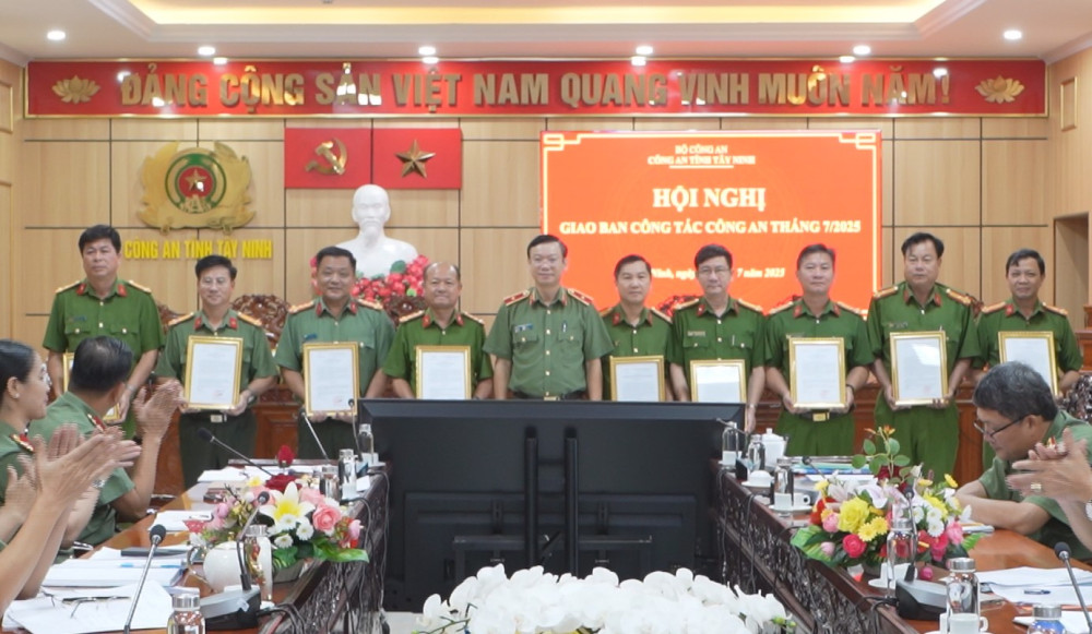 Thiếu tướng Vũ Như Hà - Ủy viên Ban Thường vụ Tỉnh ủy, Giám đốc Công an tỉnh, trao quyết định cho các đồng chí được bổ nhiệm chức danh