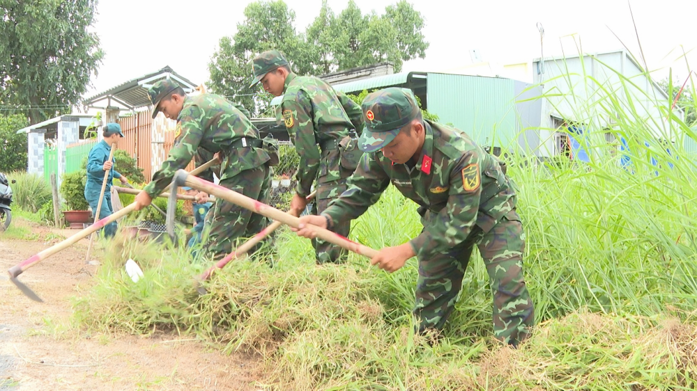 Chiến sĩ Trung đoàn 174 thực hiện công tác dân vận đợt 1, năm 2025 tại xã Tân Phú
