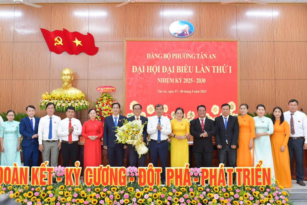 Ủy viên Ban Thường vụ Tỉnh ủy, Trưởng ban Tổ chức Tỉnh ủy Võ Đức Trong tặng hoa chúc mừng các đồng chí trong Ban Chấp hành Đảng bộ phường Tân An
