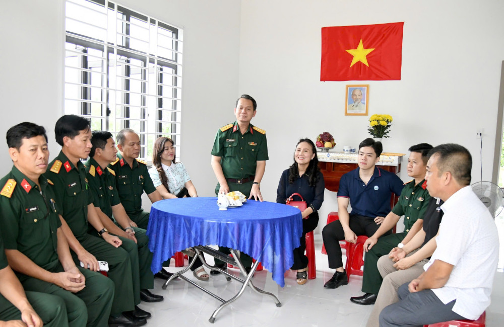 Đại tá Nguyễn Thành Tâm - Chỉ huy trưởng Bộ Chỉ huy Quân sự tỉnh phát biểu tại lễ bàn giao Nhà đồng đội