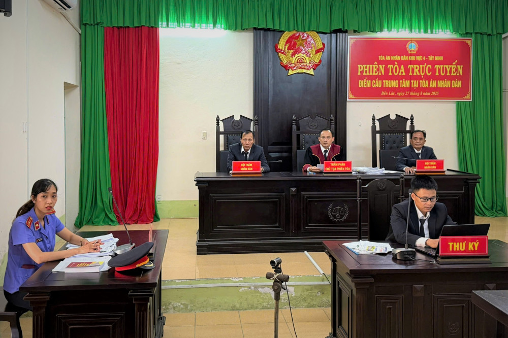 Phiên tòa được Tòa án nhân dân Khu vực 4, tỉnh Tây Ninh xét xử trực tuyến, rút kinh nghiệm trong toàn hệ thống Tòa án nhân dân 2 cấp tỉnh