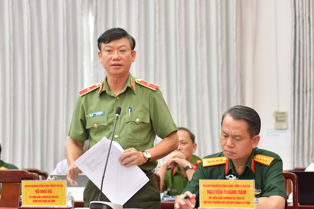 Thiếu tướng Vũ Như Hà - Ủy viên Ban Thường vụ Tỉnh ủy, Giám đốc Công an tỉnh, đóng góp ý kiến