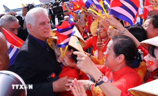 Bí thư Thứ nhất, Chủ tịch nước Cuba Miguel Díaz-Canel Bermúdez giao lưu với đông đảo người dân Thủ đô ra đón tại Sân bay quốc tế Nội Bài, Hà Nội (Ảnh: Văn Điệp/TTXVN)