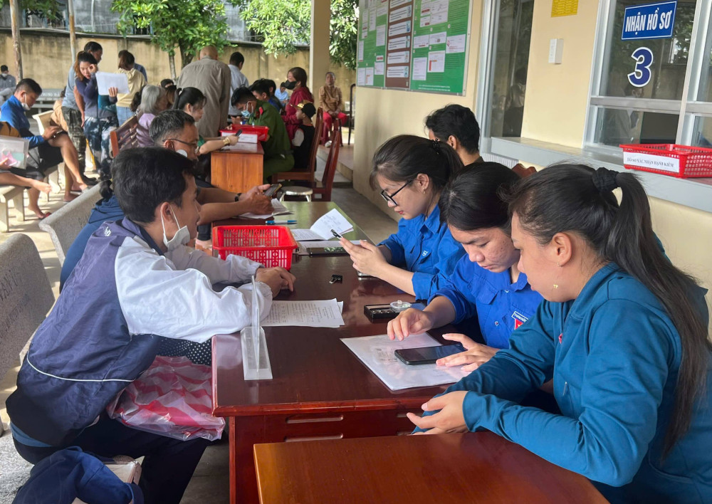 Xã đoàn Cần Giuộc thành lập đội hình gồm 30 thành viên nòng cốt, thay phiên nhau hỗ trợ người dân tại Trung tâm Phục vụ hành chính công xã và Công an xã