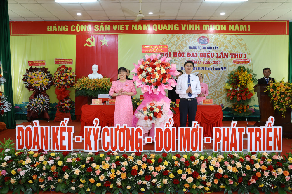 Ủy viên Ban Thường vụ Tỉnh ủy, Chánh Thanh tra tỉnh Tây Ninh Phan Huỳnh Quốc Vinh (bên phải) tặng hoa chúc mừng Đại hội