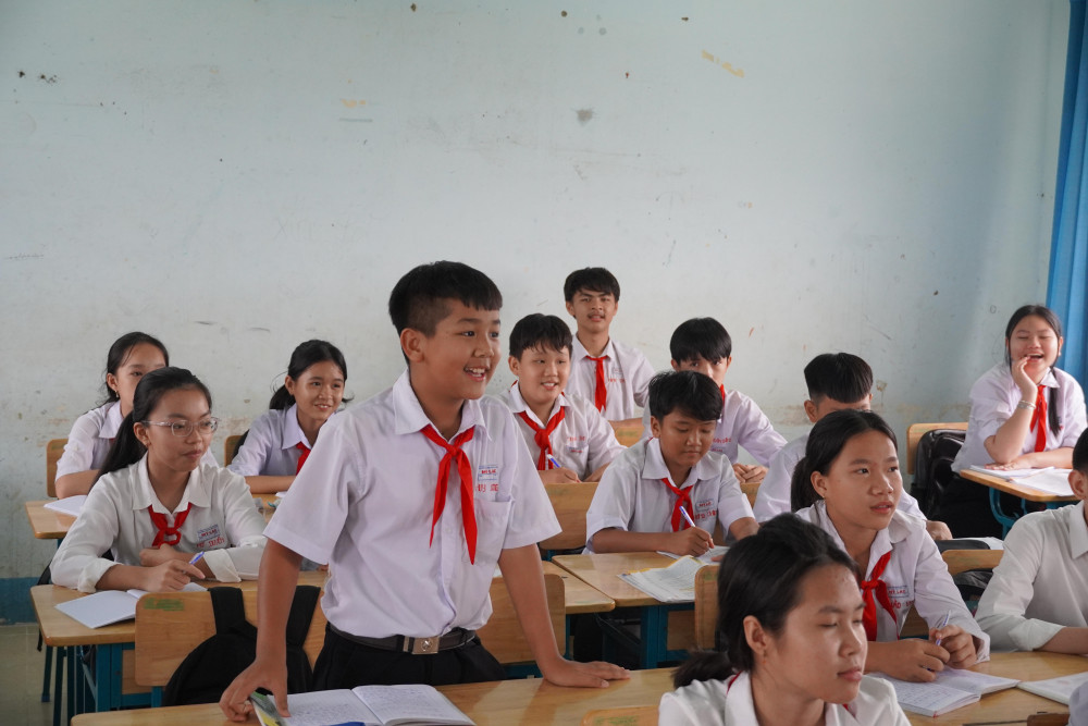 Trong giờ học tại một trường phổ thông thuộc tỉnh Long An (cũ)