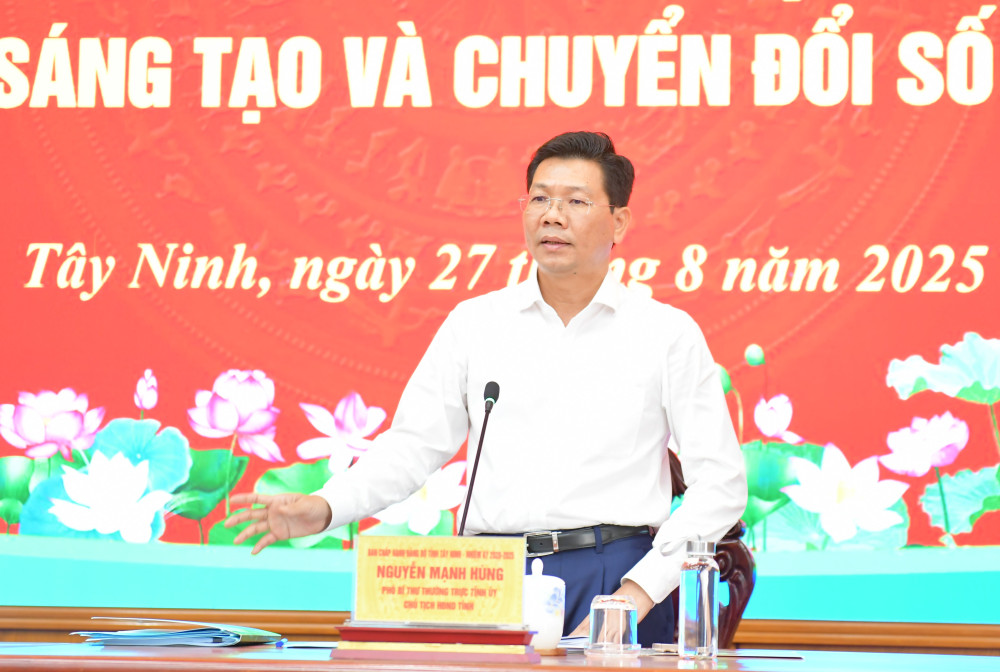 Phó Bí thư Thường trực Tỉnh ủy, Chủ tịch HĐND tỉnh Nguyễn Mạnh Hùng phát biểu tại hội nghị