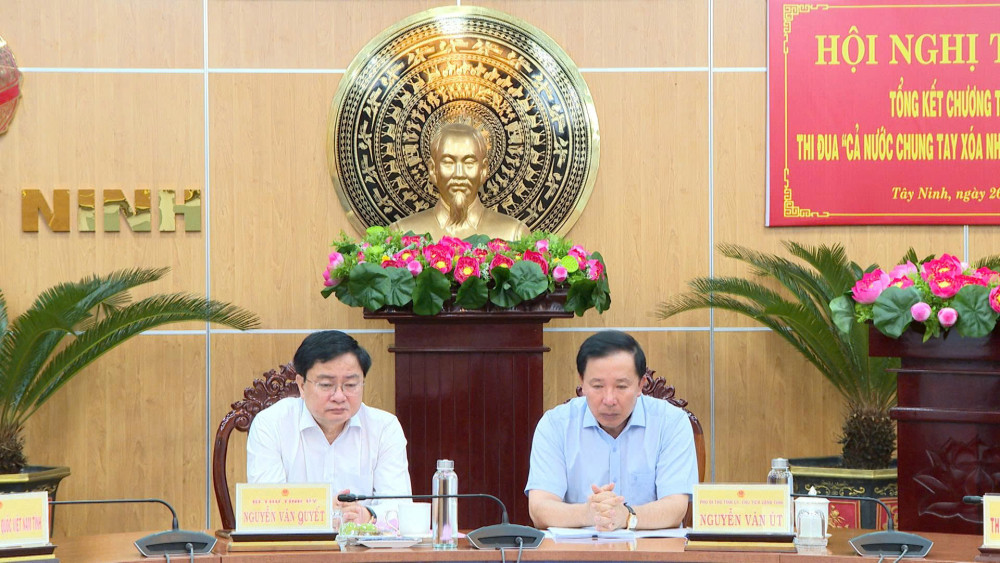 Bí thư Tỉnh ủy Nguyễn Văn Quyết, Phó Bí thư Tỉnh ủy, Chủ tịch UBND tỉnh Nguyễn Văn Út tham dự hội nghị tại điểm cầu Tây Ninh