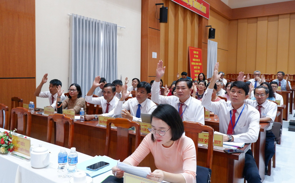 Đại biểu biểu quyết thông qua Nghị quyết
