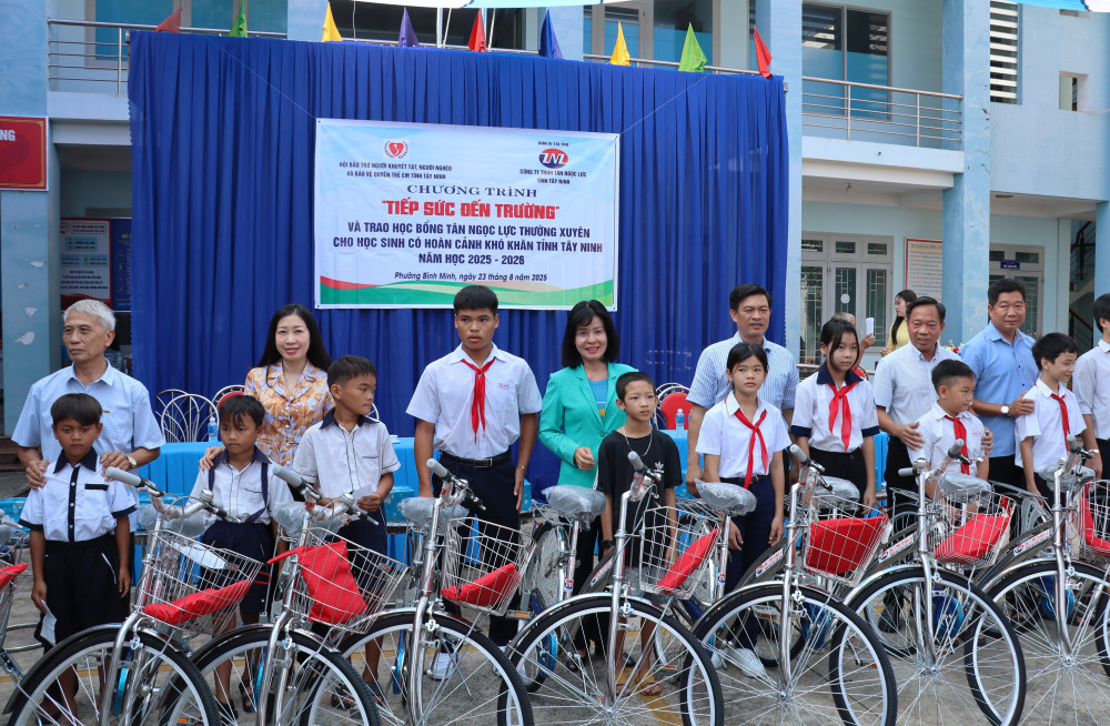 Các đại biểu trao tặng xe đạp cho học sinh có hoàn cảnh khó khăn