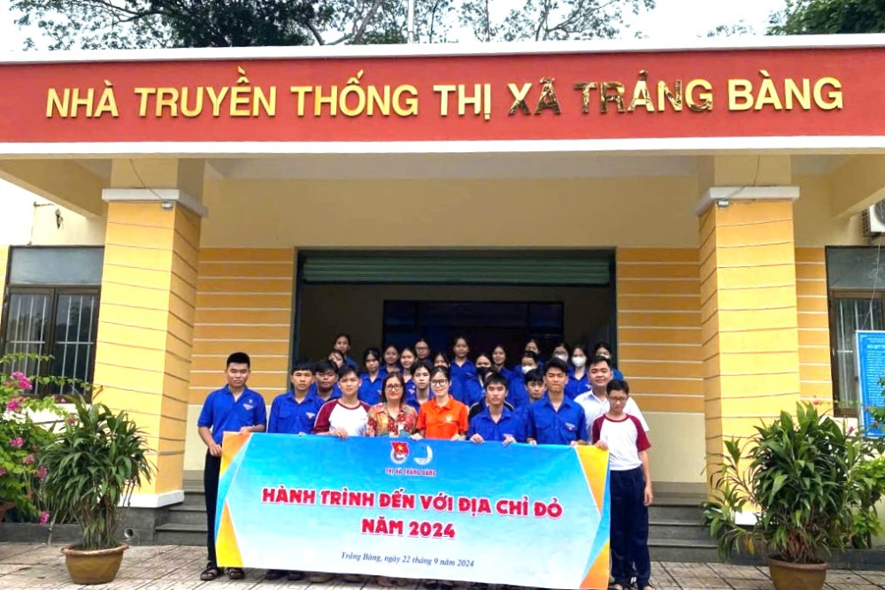 Thế hệ trẻ Trảng Bàng về nguồn, tham quan Nhà truyền thống