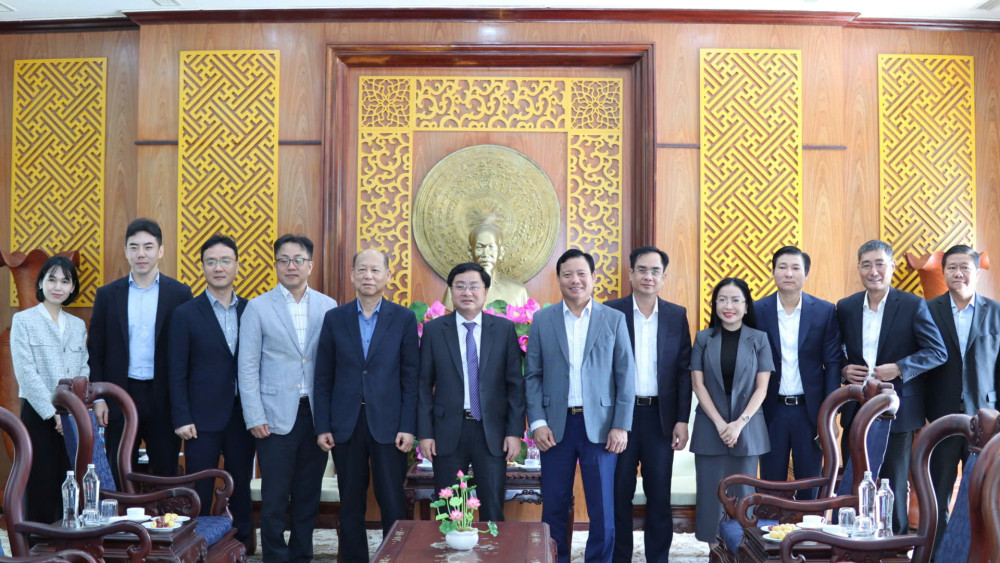 Chủ tịch Tập đoàn Cobi Kim Joon Il cùng Đoàn công tác chụp ảnh lưu niệm với lãnh đạo tỉnh và các sở, ngành