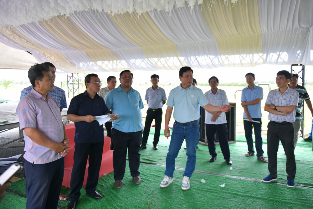 Phó Chủ tịch UBND tỉnh Phạm Tấn Hòa kiểm tra công tác chuẩn bị tại dự án xây dựng đường dẫn vào 3 cầu trên Đường tỉnh 827E