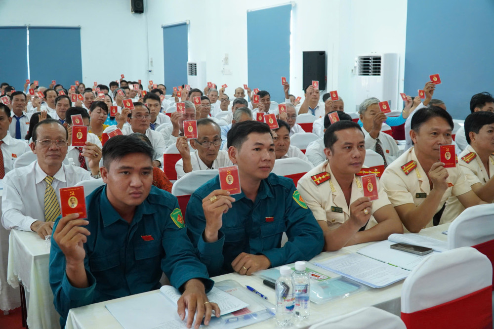 Đại biểu biểu quyết thông qua Nghị quyết Đại hội