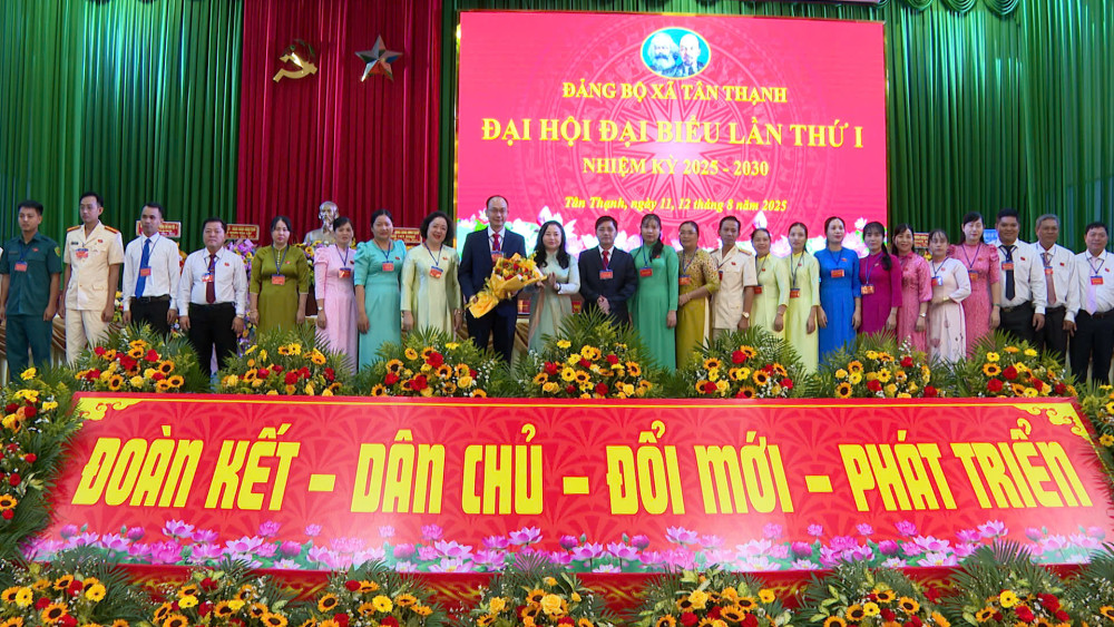 Ban Chấp hành Đảng bộ xã ra mắt tại Đại hội