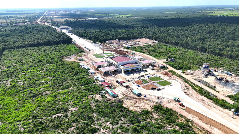 Tỉnh đồng bộ các giải pháp để đẩy mạnh đầu tư hạ tầng tại các khu kinh tế cửa khẩu (Trong ảnh: Các đơn vị nỗ lực hoàn thiện hạ tầng khu kinh tế tại Cửa khẩu Quốc tế Tân Nam)