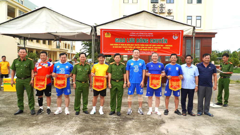 Tặng Cờ lưu niệm của Ban Tổ chức cho các đội
