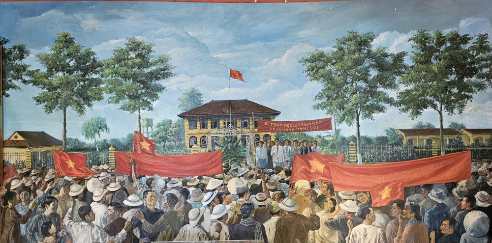 Trong khí thế nổi dậy của Cách mạng Tháng Tám, Tân An là địa phương khởi nghĩa đầu tiên và thành công vào ngày 21/8/1945 (Trong ảnh: Tranh vẽ cuộc míttinh giành chính quyền thắng lợi tại Tân An ngày 20/8/1945). Thắng lợi của Cách mạng Tháng Tám khẳng định sự lãnh đạo sáng suốt, tài tình của Đảng Và Chủ tịch Hồ Chí Minh