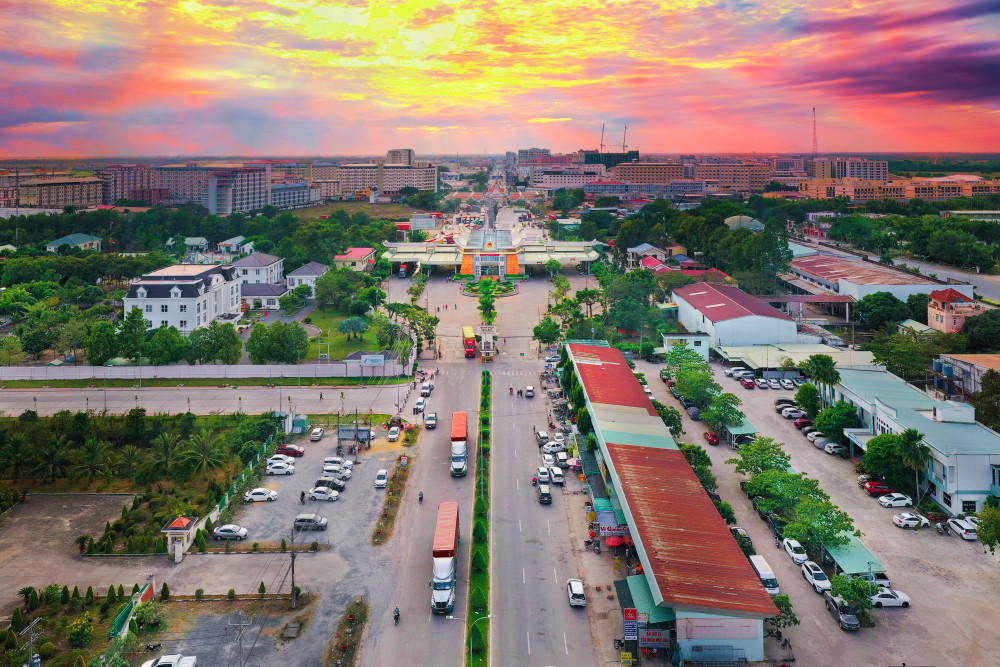 Tiếp nối truyền thống hào hùng của Cách mạng Tháng Tám, cả nước vươn tầm phát triển. Kinh tế - xã hội ngày càng thịnh cường, đời sống Nhân dân ngày càng ấm no, hạnh phúc (Ảnh minh họa: Cửa khẩu Quốc tế Mộc Bài)