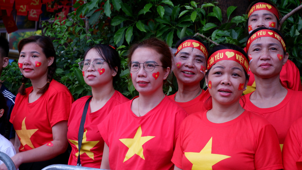 Người dân cùng hát vang bài Quốc ca, thực hiện nghi thức chào cờ