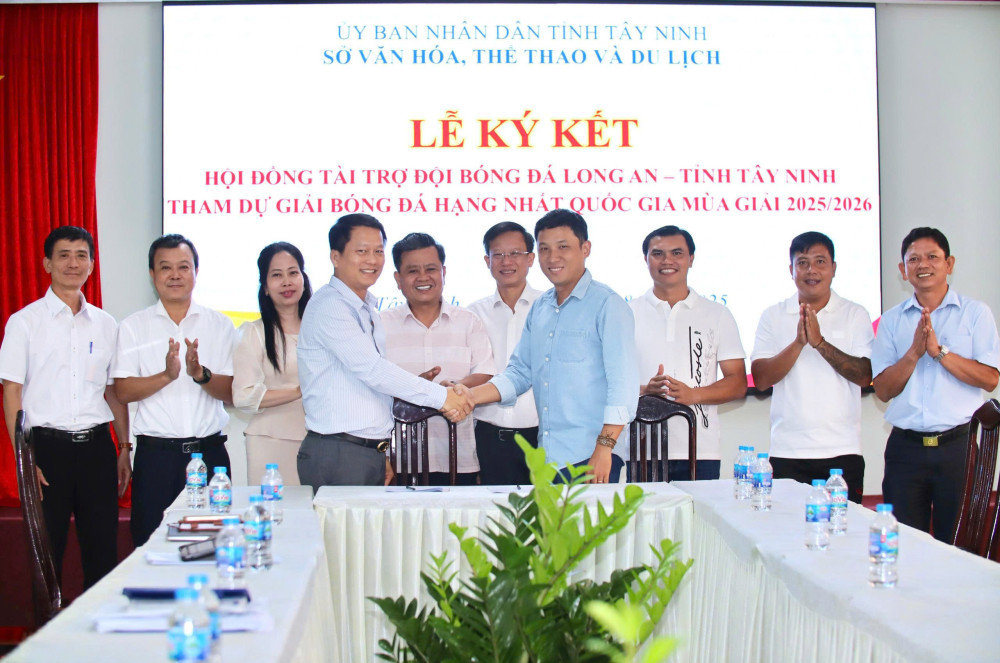 Công ty Cổ phần Bóng đá Hoài Đức và Công ty Cổ phần Phát triển thể thao Long An ký kết hợp đồng tài trợ cho Đội bóng đá Long An, tỉnh Tây Ninh mùa giải 2025/2026