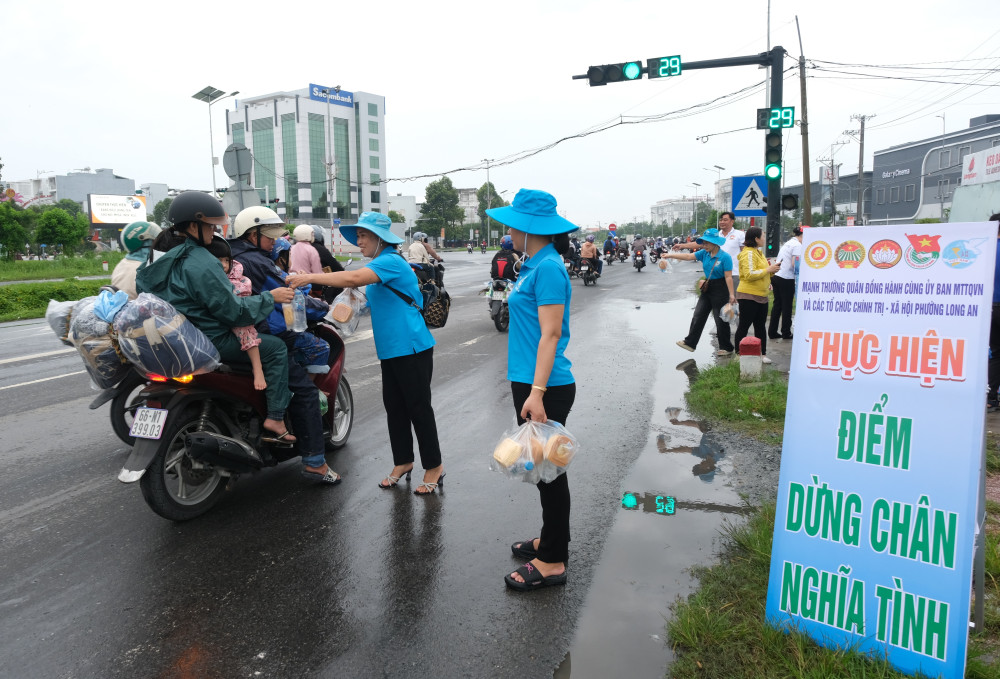 Mỗi phần quà được trao đi, thêm một niềm vui được gửi gắm đến người dân trên hành trình trở về quê