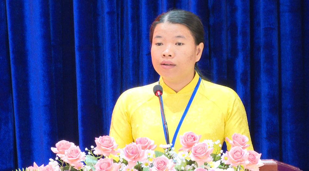 Phó Chủ tịch UBND xã Dương Minh Châu Võ Thị Thùy Linh phát biểu tại kỳ họp