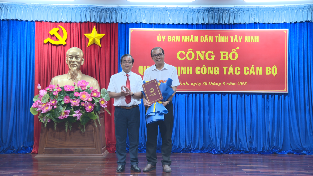 Ủy viên Ban Thường vụ Tỉnh ủy, Phó Chủ tịch UBND tỉnh Nguyễn Hồng Thanh trao quyết định nghỉ hưu cho Phó Giám đốc Sở Giáo dục và Đào tạo Phan Minh Tùng