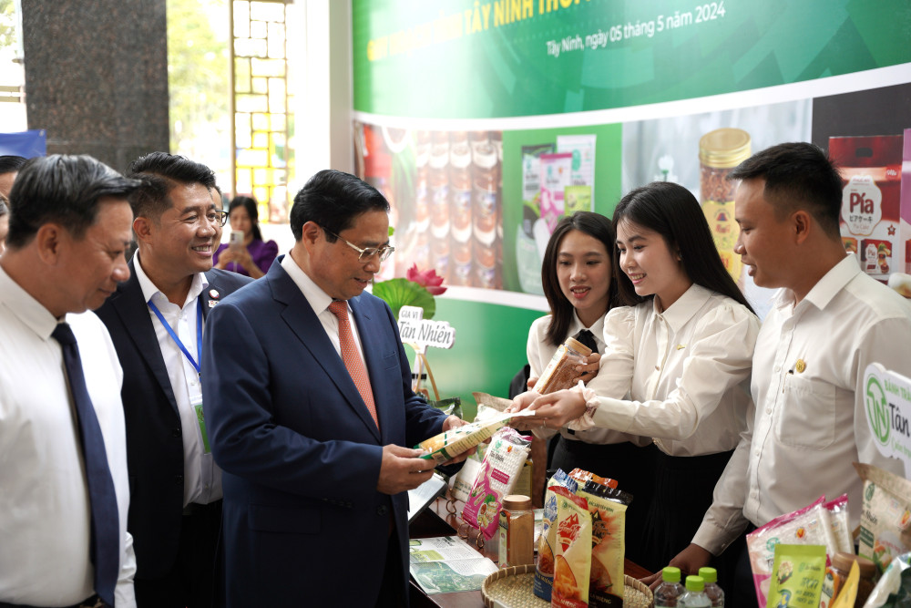 Thủ tướng Chính phủ Phạm Minh Chính tham quan các gian hàng trưng bày sản phẩm đặc sản địa phương tỉnh Tây Ninh