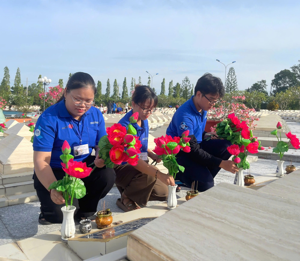 Xã đoàn Tầm Vu bày tỏ lòng tri ân sâu sắc trước những hy sinh, cống hiến của thế hệ đi trước